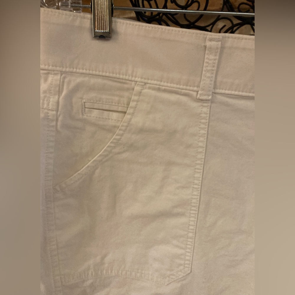 Dockers “khaki goodness inside” White Capri’s - Picture 5 of 11
